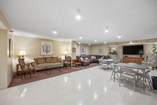 40 Village Rd 1006, Middleton, MA 01949