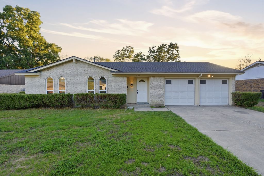 621 NW Barbara Lane, Burleson, TX 76028 — exterior
