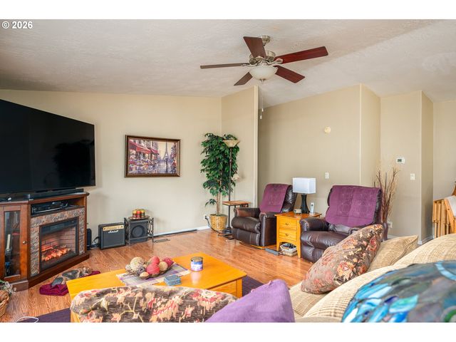 1949 Se PALMQUIST Rd 4, Gresham, OR 97080