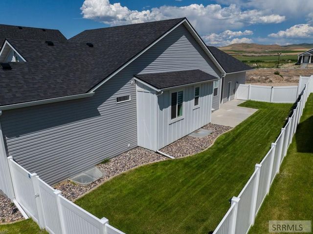 6147 Beacon Ln, Chubbuck, ID 83202