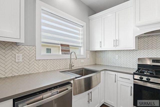 6147 Beacon Ln, Chubbuck, ID 83202