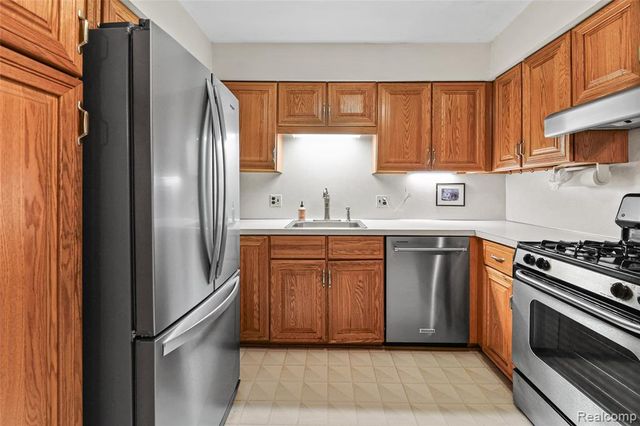 1805 Van Hill Court, Rochester, MI 48309