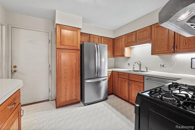 1805 Van Hill Court, Rochester, MI 48309