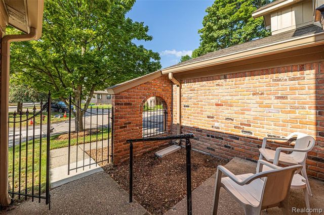 1805 Van Hill Court, Rochester, MI 48309