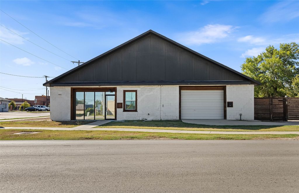 537 S Kealy Avenue, Lewisville, TX 75057 — exterior