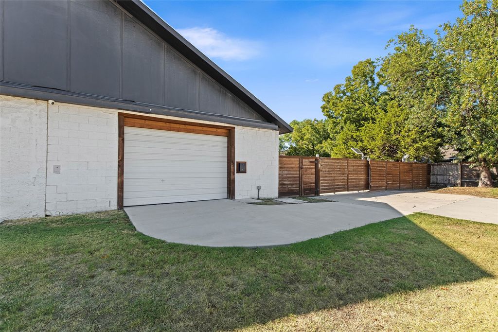 537 S Kealy Avenue, Lewisville, TX 75057 — photo 3