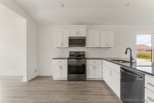 27986 E 108th Street S, Coweta, OK 74014