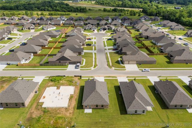 27986 E 108th Street S, Coweta, OK 74014