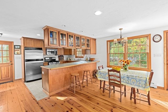 18 Atwood St, Kingston, MA 02364