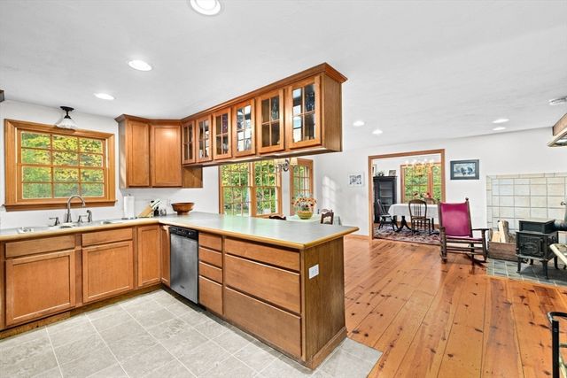 18 Atwood St, Kingston, MA 02364