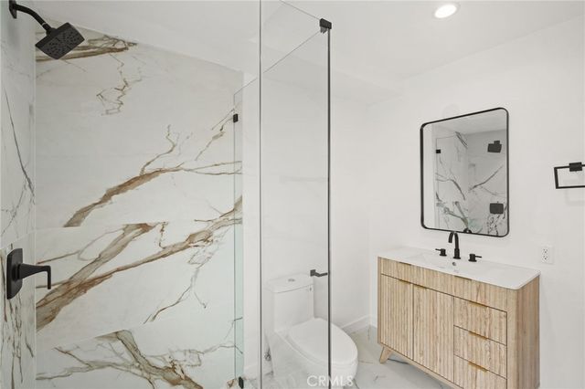 7010 Lennox Avenue B, Van Nuys, CA 91405