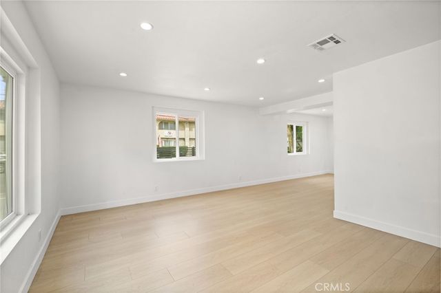 7010 Lennox Avenue B, Van Nuys, CA 91405