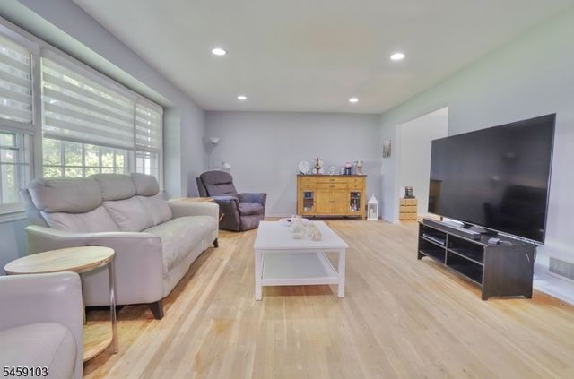 93 Summit Ct, Westfield Town, NJ 07090