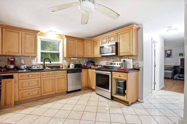 31 Chagnon Lane, Hudson, NH 03051