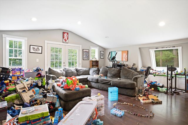 31 Chagnon Lane, Hudson, NH 03051
