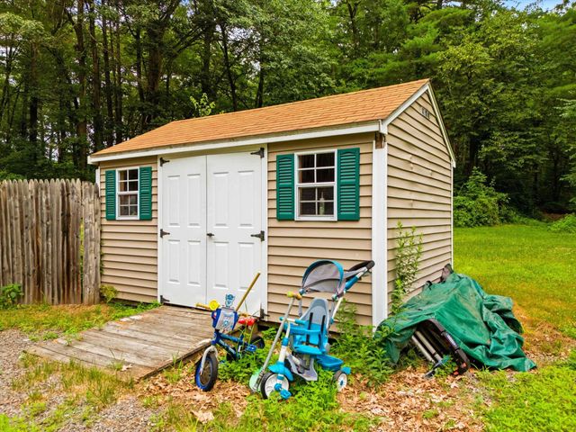 31 Chagnon Lane, Hudson, NH 03051