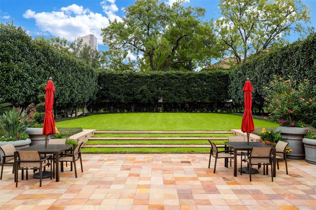 5110 San Felipe Street 64W, Houston, TX 77056