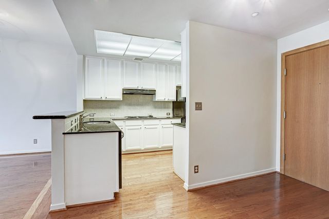 5110 San Felipe Street 64W, Houston, TX 77056