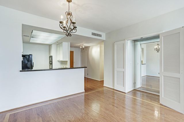 5110 San Felipe Street 64W, Houston, TX 77056
