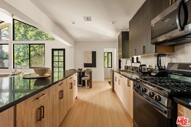 14011 Magnolia Boulevard, Sherman Oaks, CA 91423