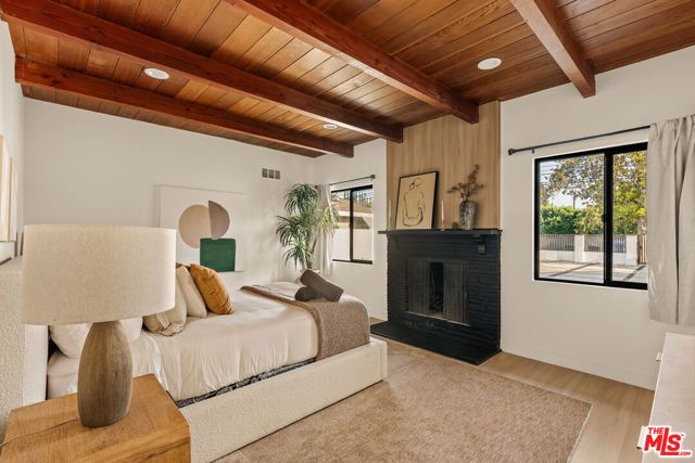 14011 Magnolia Boulevard, Sherman Oaks, CA 91423