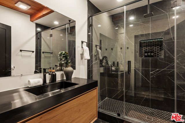14011 Magnolia Boulevard, Sherman Oaks, CA 91423