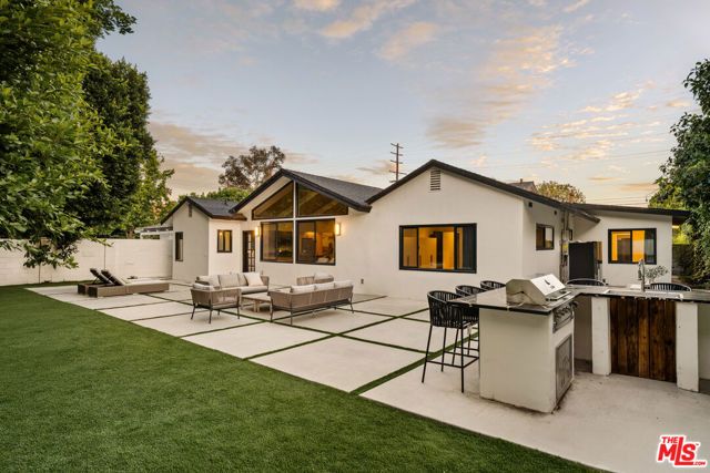 14011 Magnolia Boulevard, Sherman Oaks, CA 91423
