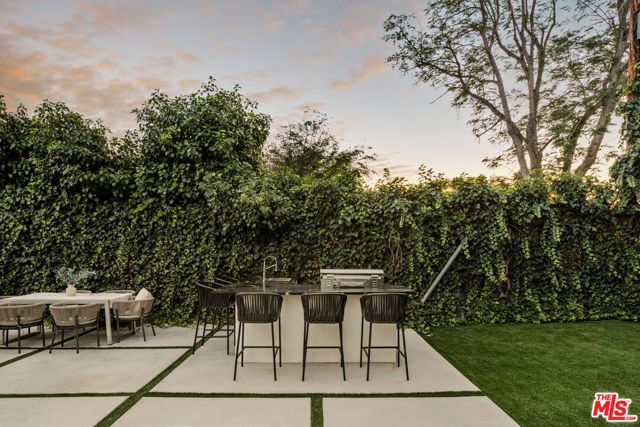 14011 Magnolia Boulevard, Sherman Oaks, CA 91423