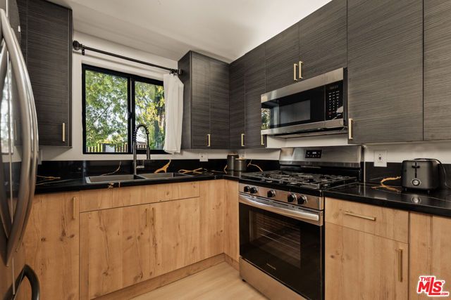14011 Magnolia Boulevard, Sherman Oaks, CA 91423