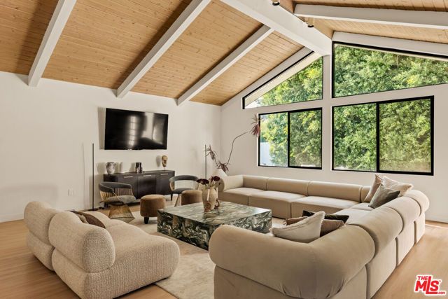 14011 Magnolia Boulevard, Sherman Oaks, CA 91423