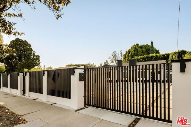 14011 Magnolia Boulevard, Sherman Oaks, CA 91423