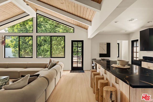 14011 Magnolia Boulevard, Sherman Oaks, CA 91423