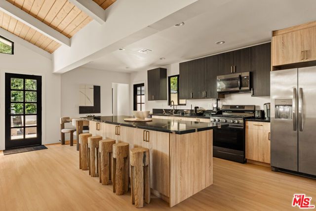 14011 Magnolia Boulevard, Sherman Oaks, CA 91423