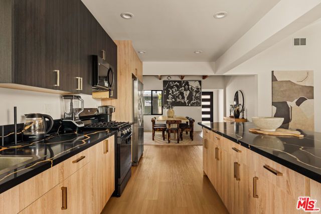 14011 Magnolia Boulevard, Sherman Oaks, CA 91423