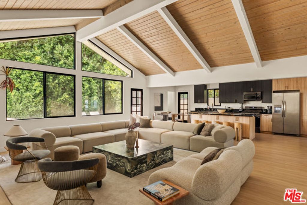 14011 Magnolia Boulevard, Sherman Oaks, CA 91423