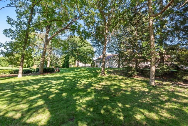 8044 W Beacon Hill DRIVE, Franklin, WI 53132