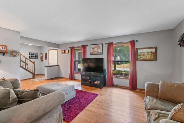 8044 W Beacon Hill DRIVE, Franklin, WI 53132