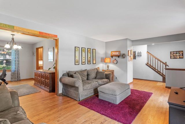 8044 W Beacon Hill DRIVE, Franklin, WI 53132