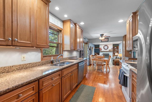 8044 W Beacon Hill DRIVE, Franklin, WI 53132