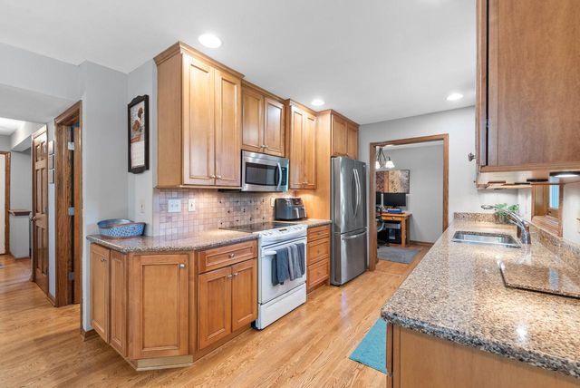 8044 W Beacon Hill DRIVE, Franklin, WI 53132