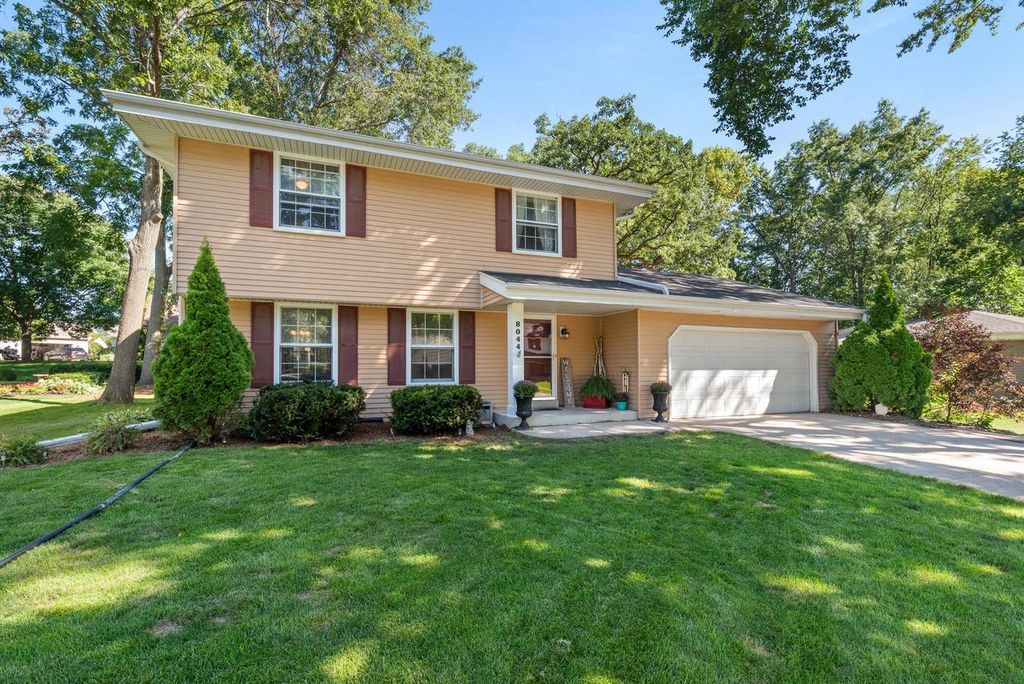 8044 W Beacon Hill DRIVE, Franklin, WI 53132