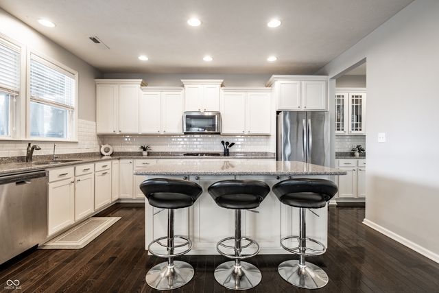 567 Amersham Court, Avon, IN 46123