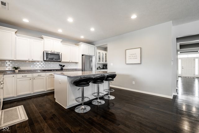 567 Amersham Court, Avon, IN 46123