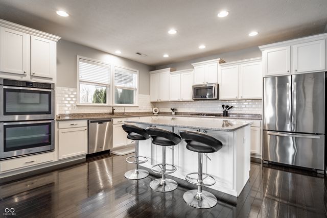 567 Amersham Court, Avon, IN 46123