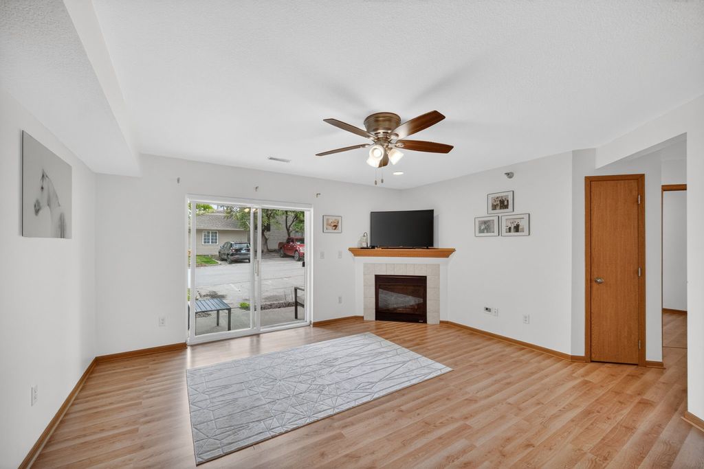 10111 Sutton Drive 1, Urbandale, IA 50322