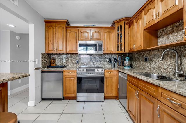 302 Lakeview Dr 202, Weston, FL 33326