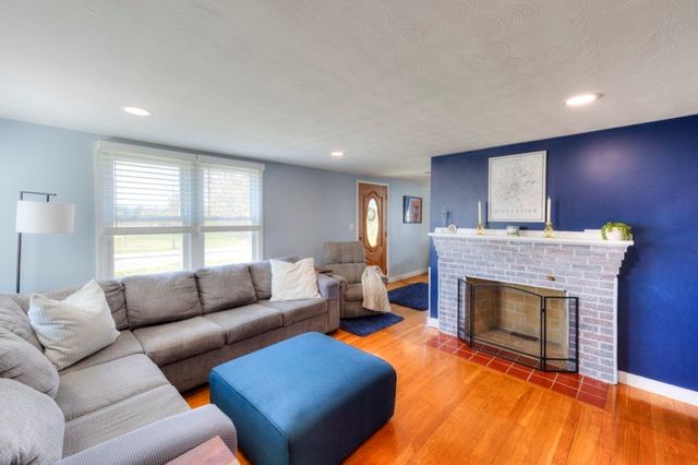 443 Burncoat St, Worcester, MA 01606