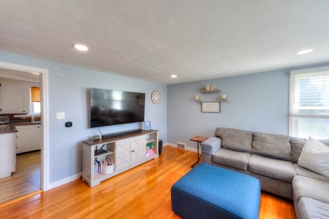 443 Burncoat St, Worcester, MA 01606