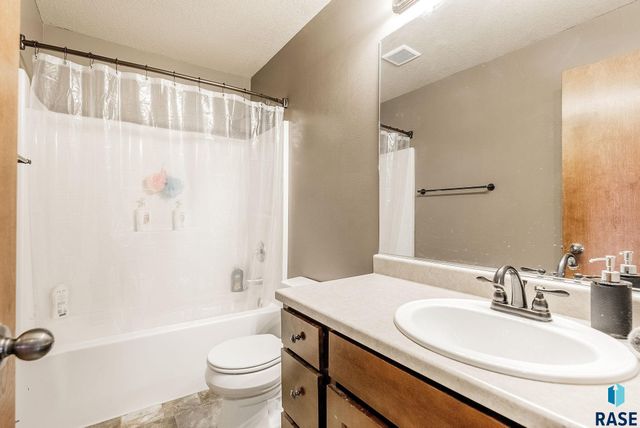 925 E Steep St, Tea, SD 57064