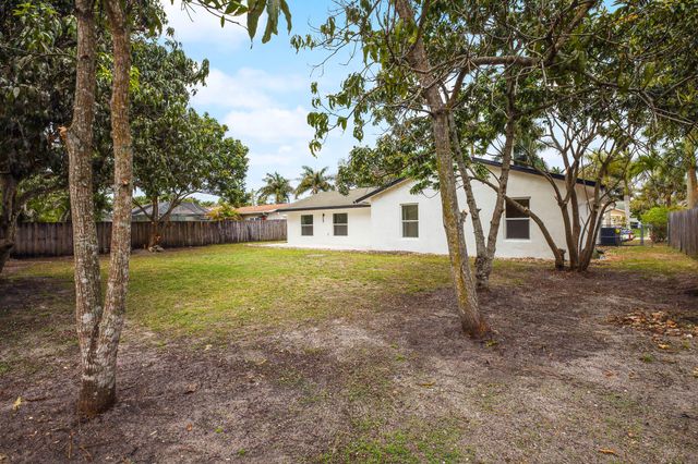 430 La Mancha Avenue, Royal Palm Beach, FL 33411